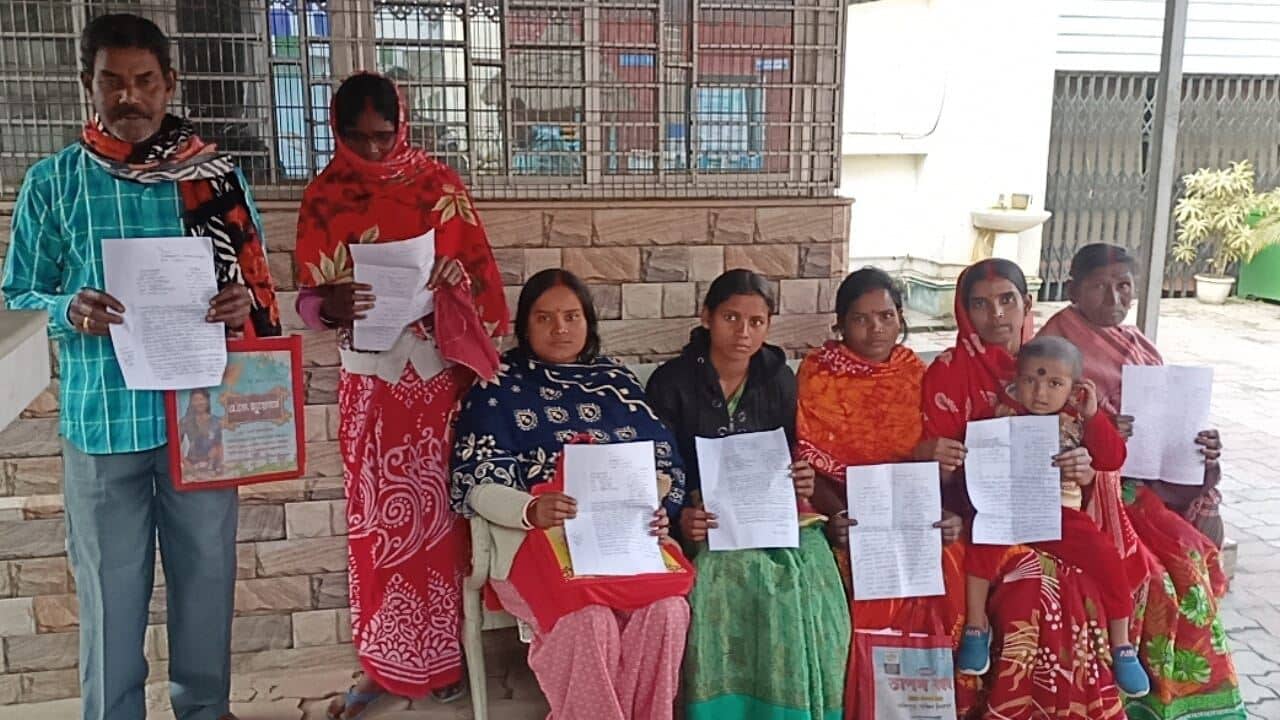 Balurghat: এলাকার লোকজনের সঙ্গে ভাব জমিয়ে ৪০-৫০ লক্ষ তুলে বেপাত্তা দম্পত্তি, পুলিশের দ্বারস্থ গোটা গ্রাম