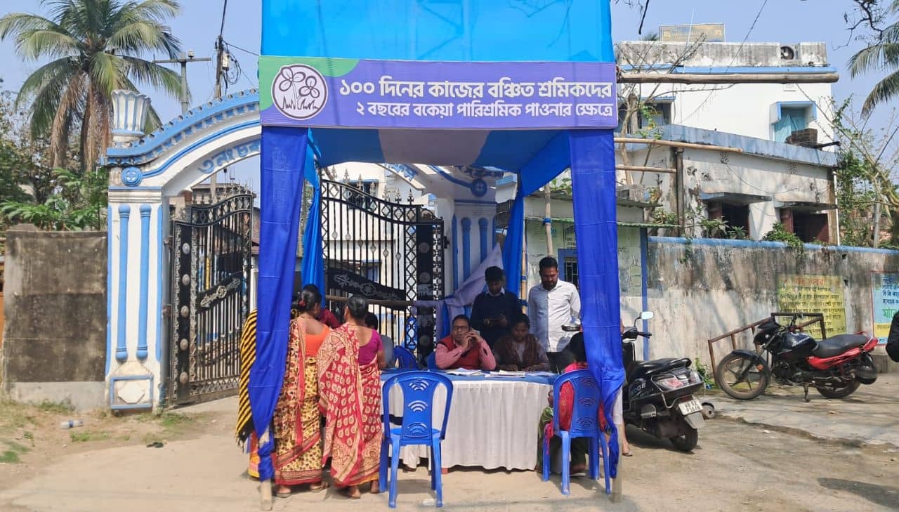 Balurghat: ১০০ দিনের সহায়তা কেন্দ্রের ব্যানার-ফ্লেক্স ছেঁড়ার অভিযোগ, কাঠগড়ায় বিজেপি