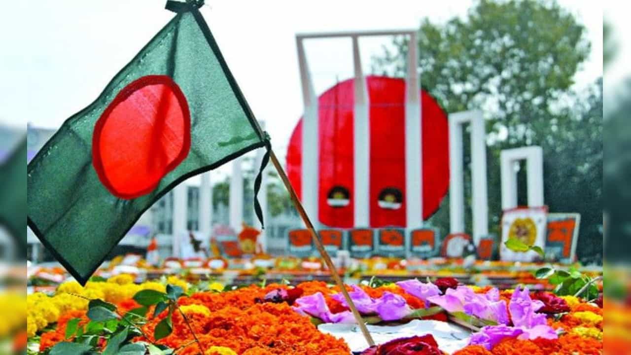 মধ্যরাতে শ্রদ্ধাজ্ঞাপন হাসিনার, ভাষা দিবসে বহু-বর্ণে উজ্জ্বল ঢাকা মধ্যরাতে শ্রদ্ধাজ্ঞাপন হাসিনার, ভাষা দিবসে বহু-বর্ণে উজ্জ্বল ঢাকা