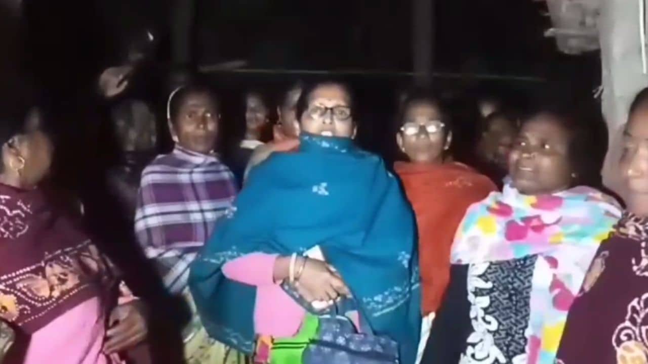 Bankura: আচমকা BJP নেতার বাড়িতে চড়াও জনা ৪০ মহিলা