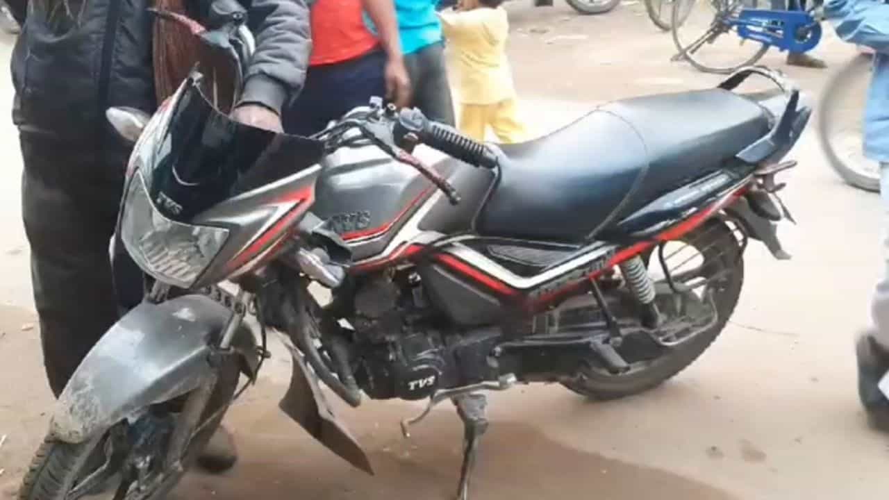 Bankura: বন্ধুদের নিয়ে ড্যাম ঘুরতে গিয়েছিল, পথের মাঝে চলে আসে এক মদ্যপ ব্যক্তি! সরস্বতী পুজোয় মর্মান্তিক পরিণতি কিশোরের Bankura: বন্ধুদের নিয়ে ড্যাম ঘুরতে গিয়েছিল, পথের মাঝে চলে আসে এক মদ্যপ ব্যক্তি! সরস্বতী পুজোয় মর্মান্তিক পরিণতি কিশোরের
