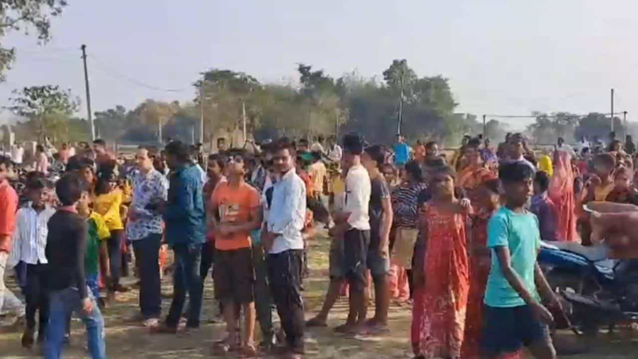 Bankura: স্ত্রীর সঙ্গে রাগ, যুবক উঠল ১২০ ফুটের টাওয়ারে! পরের ঘটনা আরও রোম্যান্টিক Bankura: স্ত্রীর সঙ্গে রাগ, যুবক উঠল ১২০ ফুটের টাওয়ারে! পরের ঘটনা আরও রোম্যান্টিক
