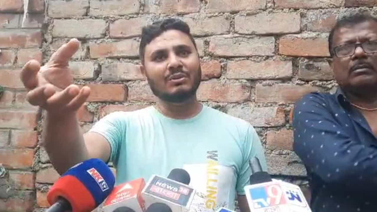 Baruipur: ‘ছুটে এসে দেখি এই কাণ্ড..’, বারুইপুরে দুই যুবকের কীর্তিতে চোখ কপালে এলাকাবাসীর Baruipur: ‘ছুটে এসে দেখি এই কাণ্ড..’, বারুইপুরে দুই যুবকের কীর্তিতে চোখ কপালে এলাকাবাসীর