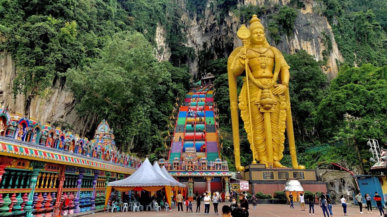 মালয়েশিয়া - মালয়েশিয়া মূলত মুসলিম অধ্যুষিত দেশ। এছাড়া এখানে বহু হিন্দু তামিলও বসবাস করেন। তাই এখানে অনেকগুলি হিন্দু মন্দির রয়েছে। তবে, সবথেকে বিখ্যাত হল মুরুগান মন্দির। মালয়েশিয়ার রাজধানী কুয়ালালামপুর থেকে ১৩ কিলোমিটার দূরে গোমবাচের বাটু গুহায় এই মন্দির অবস্থিত। গুহার প্রবেশপথে মুরুগানের সবথেকে বড় মূর্তি রয়েছে। এই মন্দিরে শিব, পার্বতী এবং কার্তিকেয়র মূর্তিও রয়েছে।