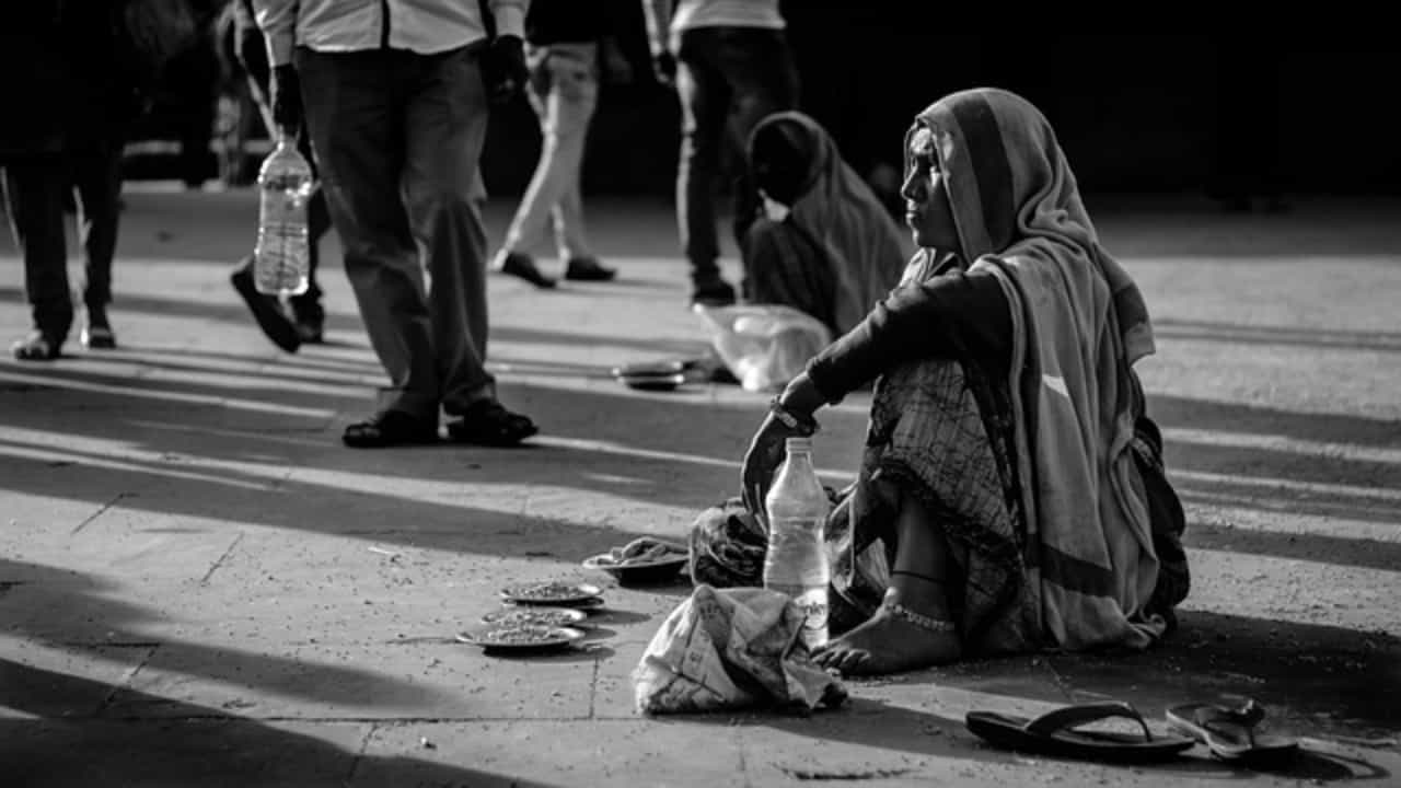 Indore beggar: ভারতে চাকরির থেকে রোজগার অনেক বেশি ভিক্ষায়! জানেন কত? Indore beggar: ভারতে চাকরির থেকে রোজগার অনেক বেশি ভিক্ষায়! জানেন কত?