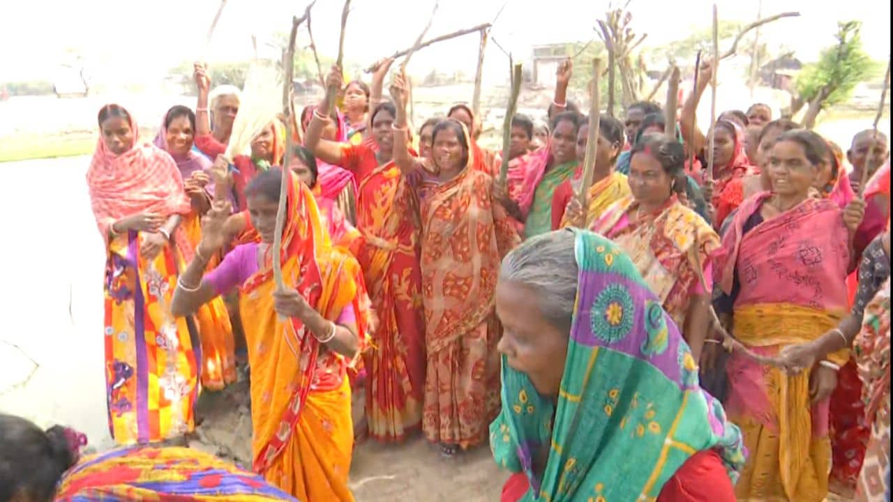 Sandeshkhali: দু-একদিনের মধ্যে ওঁদের সবার অ্যাকাউন্টে মোট ২ কোটি টাকা! সন্দেশখালি নিয়ে বড় পদক্ষেপ রাজ্য সরকারের