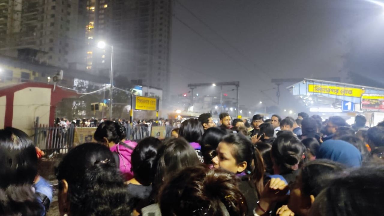 Bidhannagar station: এক প্ল্যাটফর্মে তিন ট্রেন, অফিস ফিরতি সময়ে ট্রেন অবরোধ, উত্তেজনা বিধাননগরে