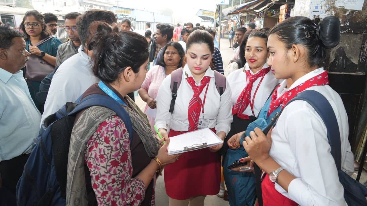 Bidhannagar Station: যত কাণ্ড বিধাননগরে, ফুঁসছে নিত্যযাত্রীরা, সমস্যা মেটাতে আসরে রেলের বড় কর্তারা