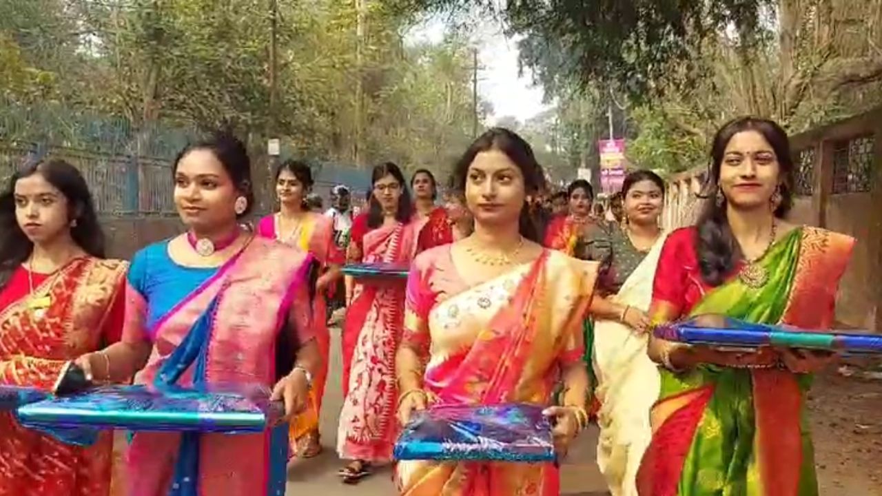 Saraswati Pujo: ভালবাসা হাতে ছেলেদের হস্টেলে ঢুকল মেয়েরা! বিশ্ববিদ্যালয়ে ঈর্ষা ধরানোর মতন প্রেম দিবস পালন