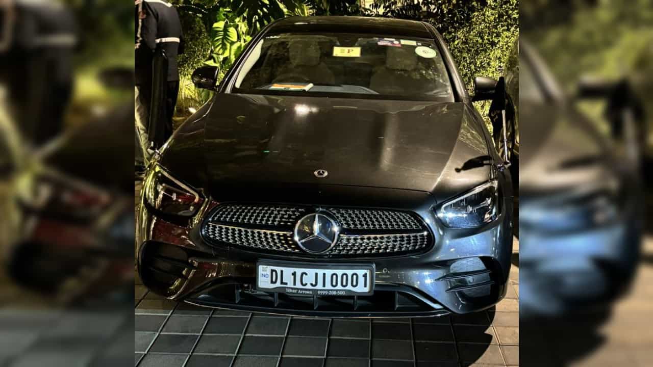 Viral Number Plate: উত্তর লুকিয়ে নম্বর প্লেটেই, এটা কোন ভিআইপি-র গাড়ি বলুন তো? Viral Number Plate: উত্তর লুকিয়ে নম্বর প্লেটেই, এটা কোন ভিআইপি-র গাড়ি বলুন তো?