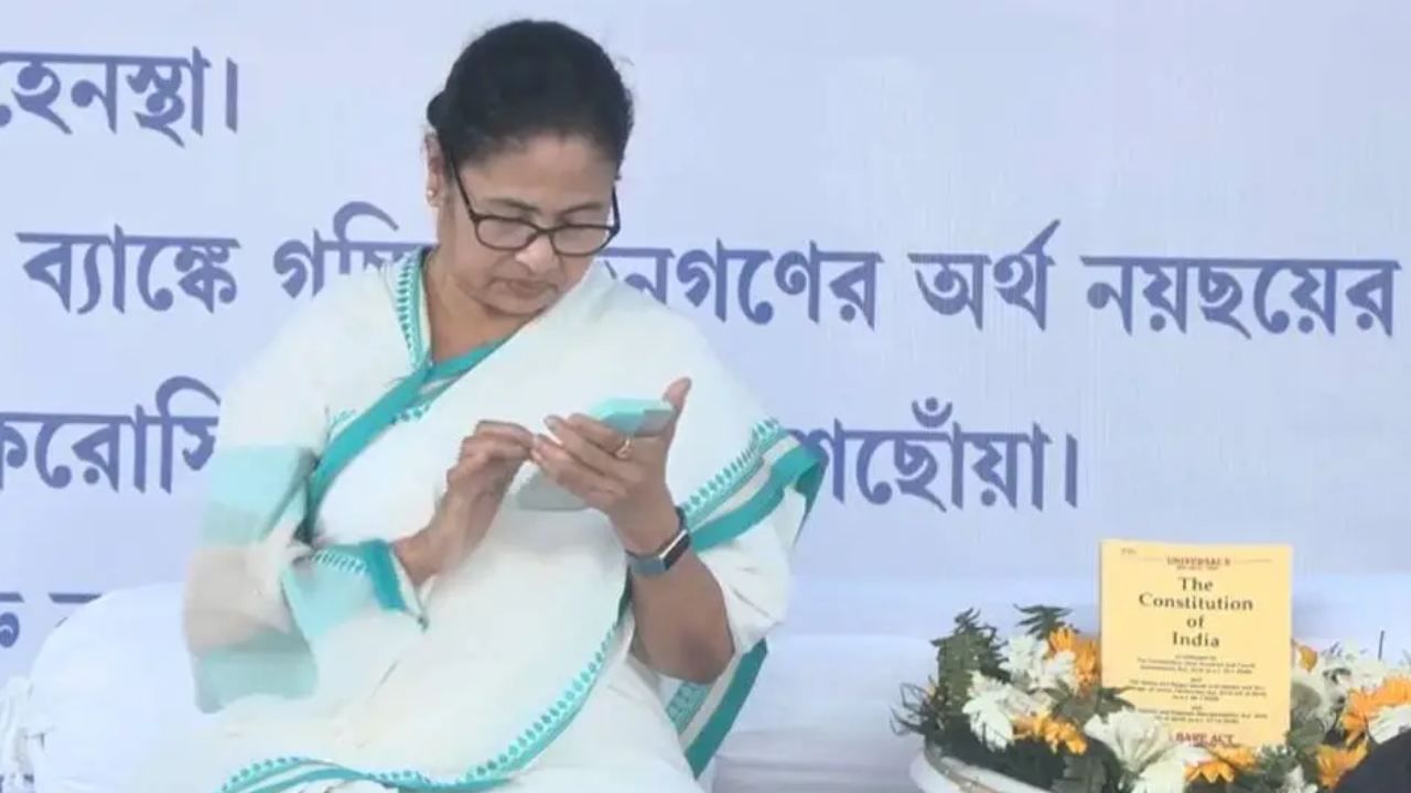 CM Mamata Banerjee: মমতার ধরনার জন্য ৩ দিন বন্ধ সব অবস্থান, আন্দোলনকারীদের ই-মেল পুলিশের