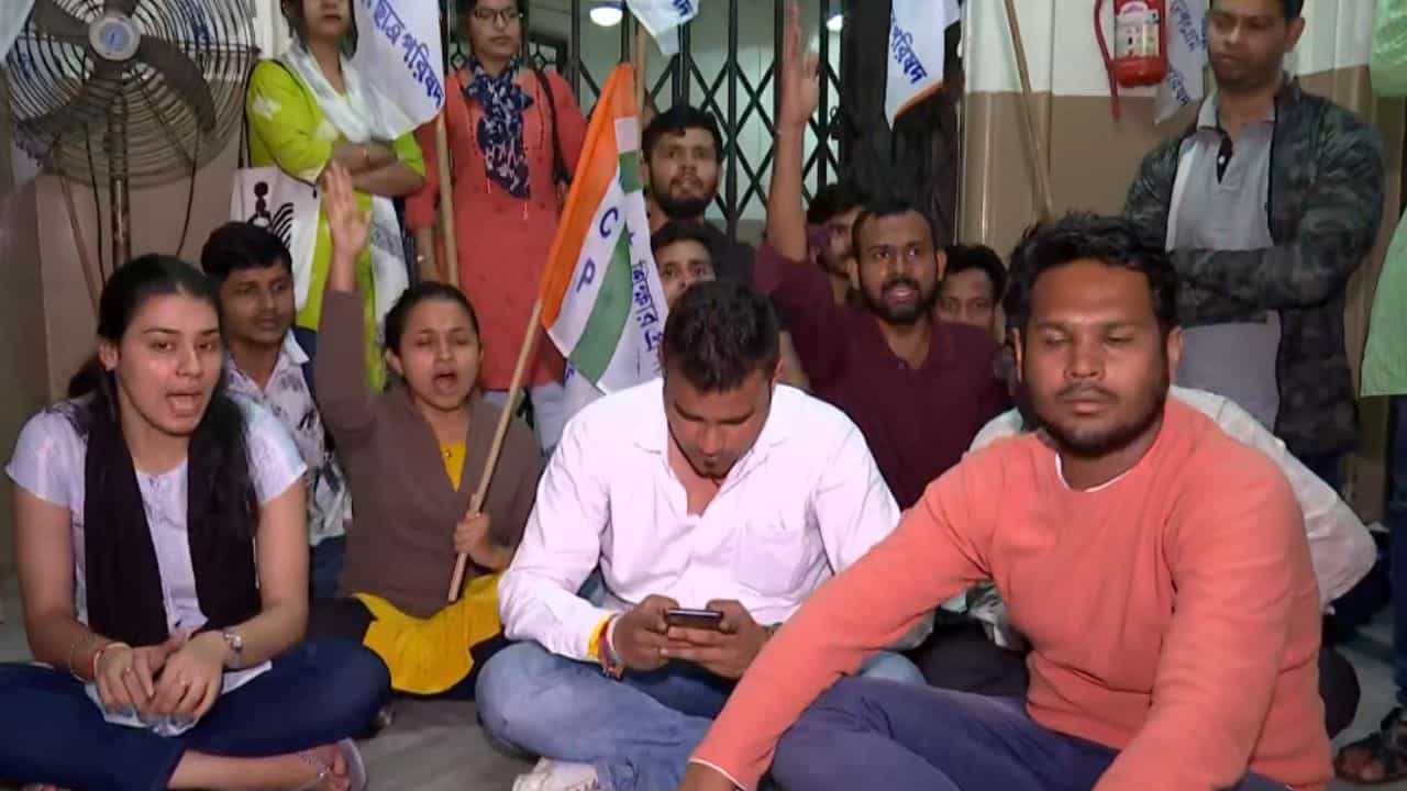 Calcutta University: রাজ্যের নির্দেশকে তোয়াক্কা না করেই সিন্ডিকেট বৈঠক, TMCP-র বিক্ষোভে উত্তাল CU-র ক্যাম্পাস Calcutta University: রাজ্যের নির্দেশকে তোয়াক্কা না করেই সিন্ডিকেট বৈঠক, TMCP-র বিক্ষোভে উত্তাল CU-র ক্যাম্পাস