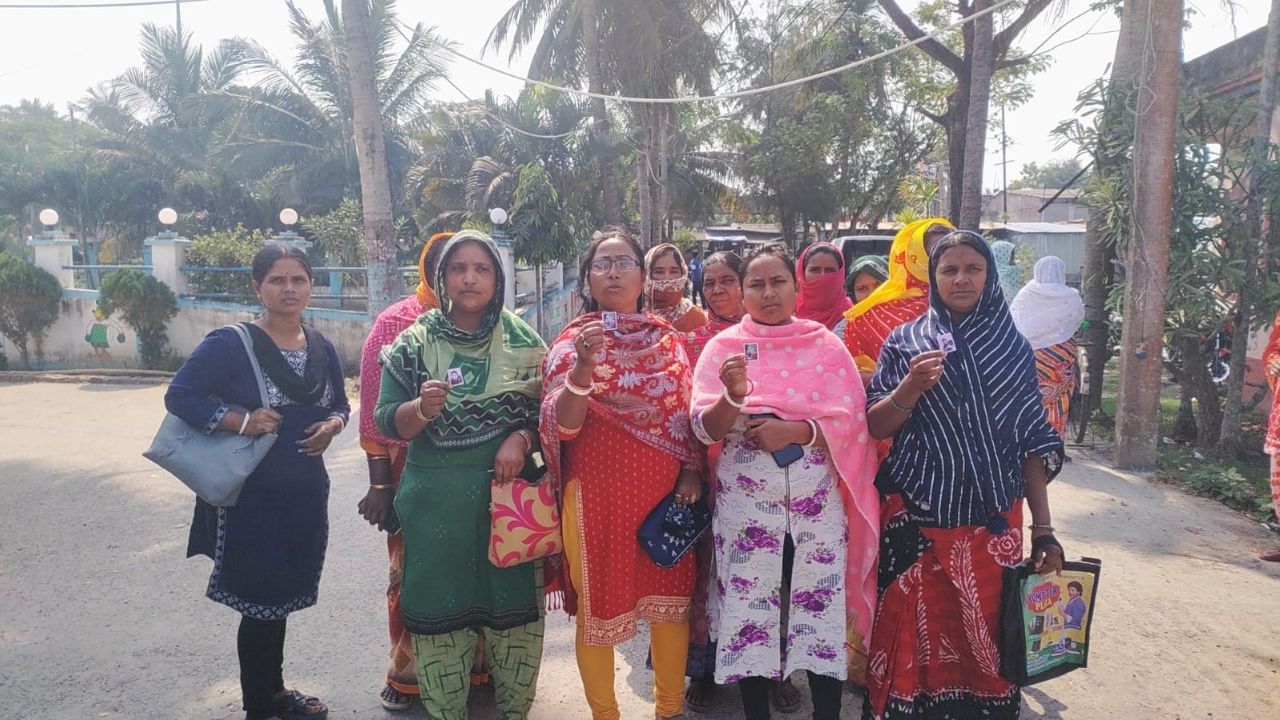 Cnning: এক-দু'জন নন, মিষ্টি কথায় ফাঁসিয়ে ১০০-র বেশি মহিলাকে লুটেছেন! ক্যানিং থানায় জমা পড়ল তাঁর পাসপোর্ট ছবি