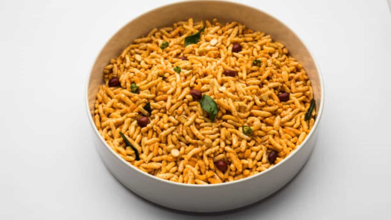 'গালভরা হাসিমুখে চালভাজা মুড়ি, ঝুরঝুরে পোড়ো ঘরে থুরথুরে বুড়ি'- আজকাল এই কবিতাও যেমন বাচ্চারা পড়ে না তেমনই চালভাজাও খায় না। চালভাজা খাওয়ার চল এখন প্রায় উঠেই গিয়েছে