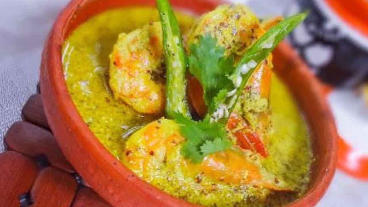 চিংড়ি-ইলিশের লড়াই থাকলেও বাঙালি কিন্তু এই দুই মাছই চেটেপুটে খায়। আর সারাবছর ভালো স্বাদের ইলিশ না পাওয়া গেলেও চিংড়ি কিন্তু সবসময়ই মেলে। (ছবি:Pinterest)