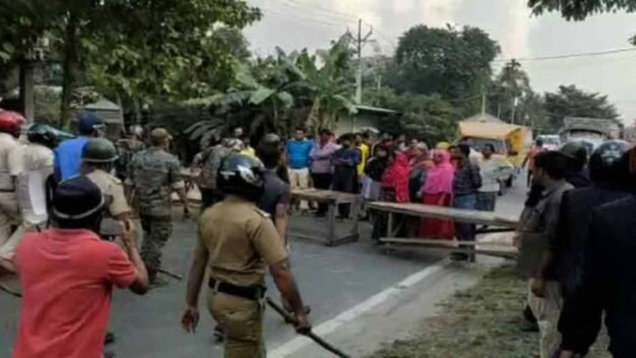 Cooch Behar নিশীথের ছবিফ্লেক্স ছেঁড়া, প্রতিবাদে রাস্তা অবরোধ