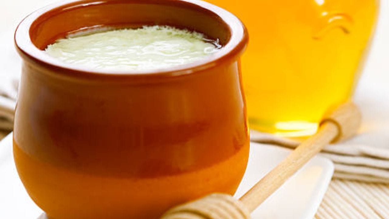 কেনা দই এর থেকে সব সময় ভাল হল ঘরে পাতা টকদই। এই দই এর মধ্যে কোনও রকম ভেজাল থাকে না আর তা শরীরের জন্যেও খুব ভাল। আর্য়ুবেদ অনুযায়ী, টক দইয়ে চিনি মিশিয়ে খাওয়া মোটেও উচিত নয়। কিন্তু অনেকেই শুধু দই খেতে পারেন না। তাই বলে চিনি মেশাবেন না