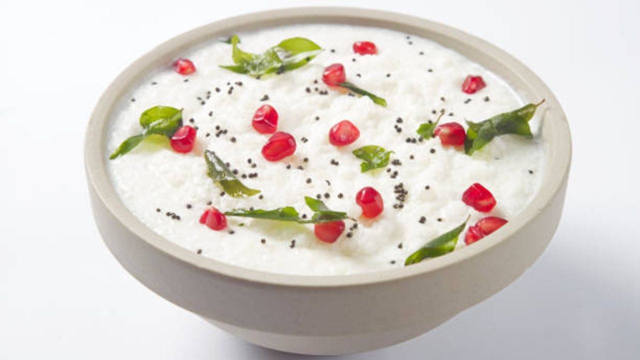 খেতে হয়ত ভাল লাগে তবে শরীরের জন্য তা অত্যন্ত খারাপ। ভিটামিন এ, ভিটামিন বি, ফ্যাট, ভিটামিন বি৬, ক্যালশিয়াম, ফসফরাস সহ নানা পুষ্টিগুণে ভরপুর  আর তাই ঠিকভাবে না খেলে দই এর কোনও পুষ্টিই কাজে লাগানো যায় না 