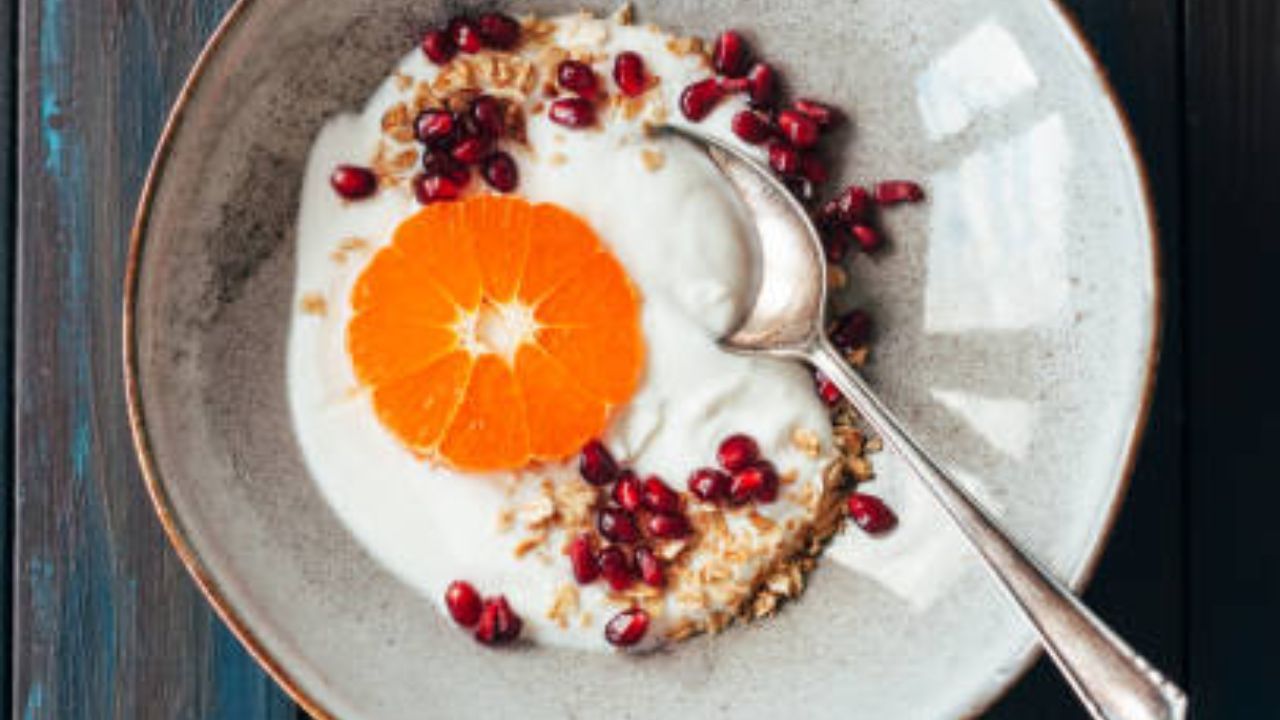 দুধে অ্যালার্জির জন্য অনেকেই আছেন দুধ, ছানা, পনির এসব খান না। তবে এমন অনেকেই আছেন যাঁরা দই খান। পরোটার সঙ্গে না রুটির সঙ্গে টকদই, রায়তা খেতে বেশ লাগে। ভাতের সঙ্গেও দই খেতে ভাল লাগে