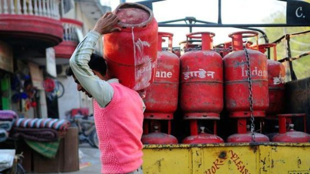 এক্ষেত্রে আপনার চাই একটি সুতির ভেজা কাপড়। একটি কাপড় নিয়ে তা জলে ভালো করে ডুবিয়ে নিন। এ বার এটি সিলিন্ডারের গায়ে জড়িয়ে রাখুন কিছুক্ষণ। (ছবি:Pinterest)