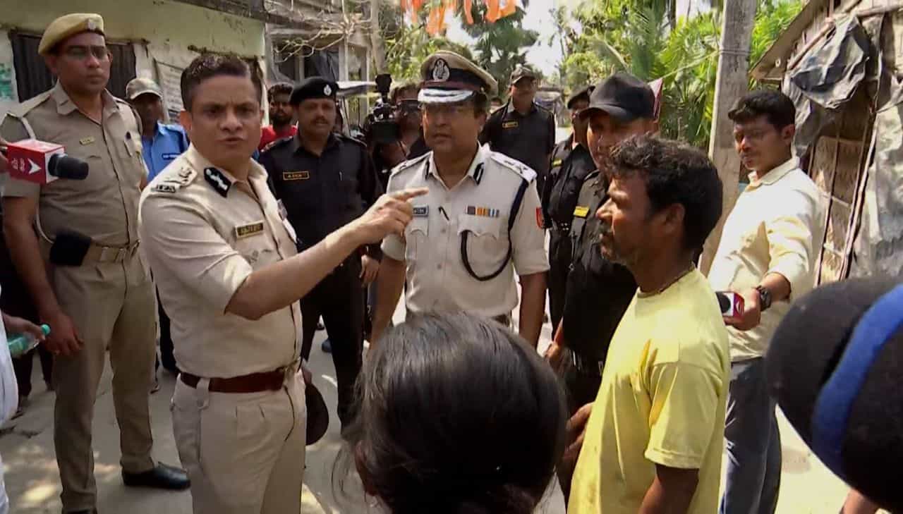 Sandeshkhali: জনরোষের মাঝেই 'চূড়ান্ত বার্তা' নিয়ে সন্দেশখালিতে DG রাজীব কুমার, পরিস্থিতি হয়ে গেল শান্ত Sandeshkhali: জনরোষের মাঝেই 'চূড়ান্ত বার্তা' নিয়ে সন্দেশখালিতে DG রাজীব কুমার, পরিস্থিতি হয়ে গেল শান্ত