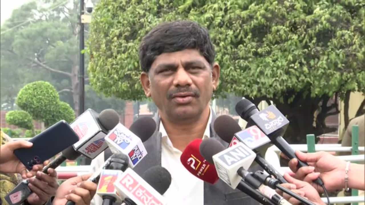 Budget 2024: বাজেট পেশের পরই দেশভাগের কথা কংগ্রেস নেতার মুখে! তুঙ্গে বিতর্ক Budget 2024: বাজেট পেশের পরই দেশভাগের কথা কংগ্রেস নেতার মুখে! তুঙ্গে বিতর্ক