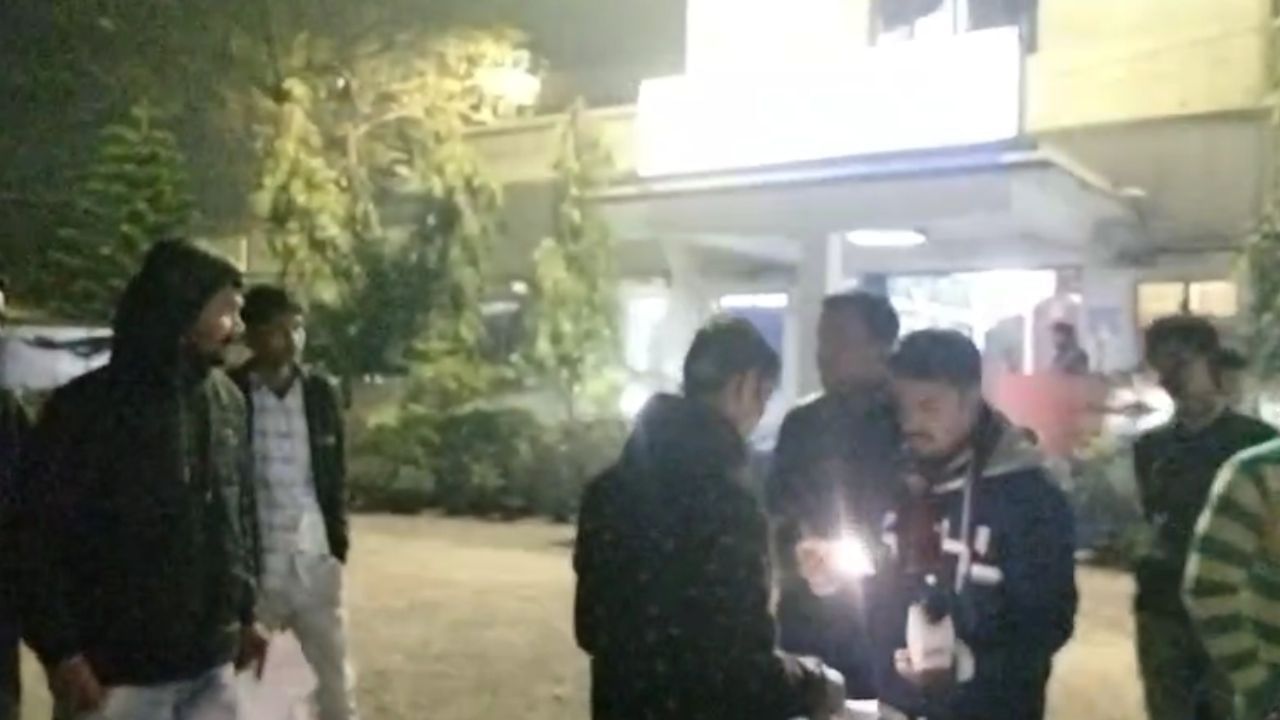 Dhupguri: প্যান্ট খোলা নিয়ে ঝামেলা, বিজেপি কর্মীর কান কামড়ে গিলে খেয়েই নিলেন তৃণমূল কর্মী! Dhupguri: প্যান্ট খোলা নিয়ে ঝামেলা, বিজেপি কর্মীর কান কামড়ে গিলে খেয়েই নিলেন তৃণমূল কর্মী!