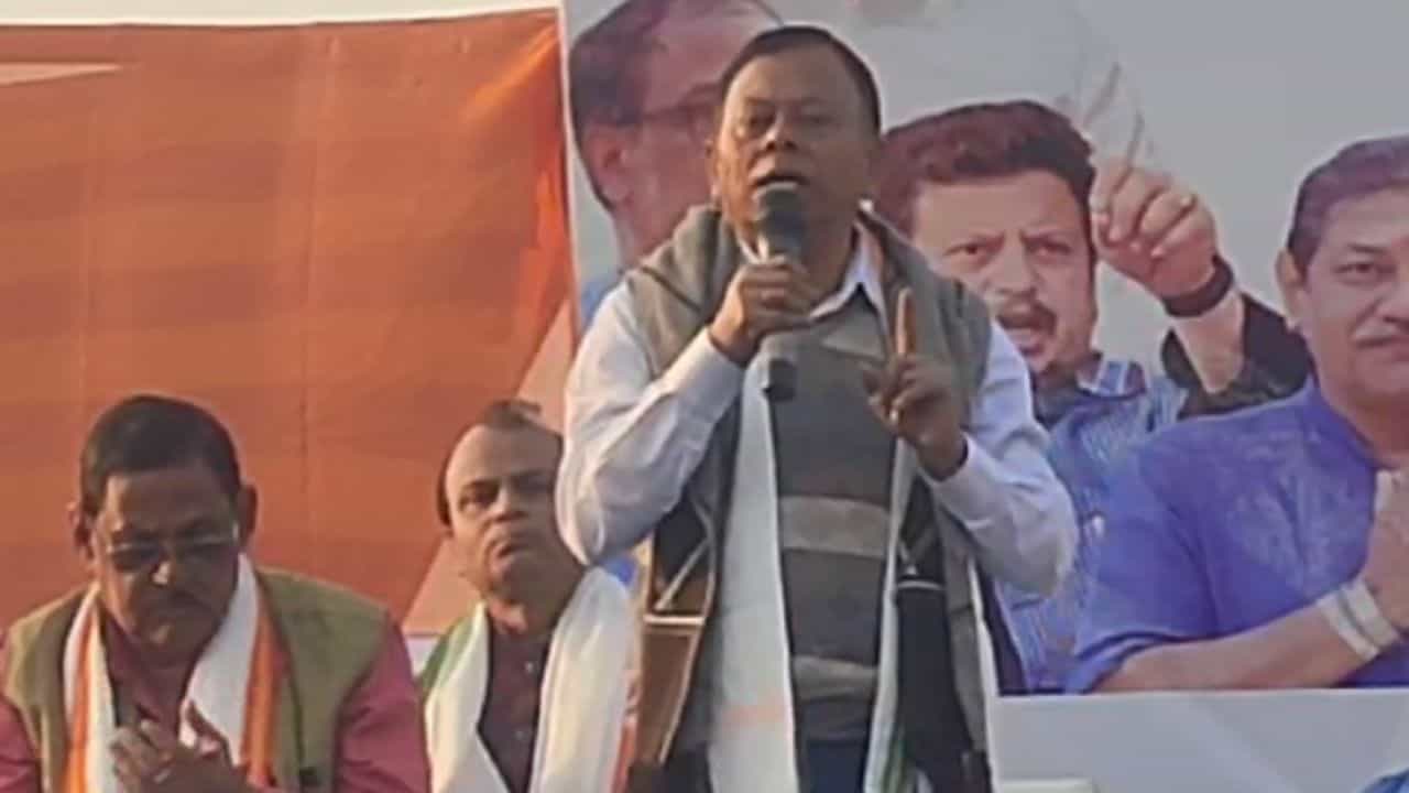 Durgapur: এবার বিরোধী দল নয়, তৃণমূল নেতাই দলের একাংশদের বললেন 'চোর' Durgapur: এবার বিরোধী দল নয়, তৃণমূল নেতাই দলের একাংশদের বললেন 'চোর'