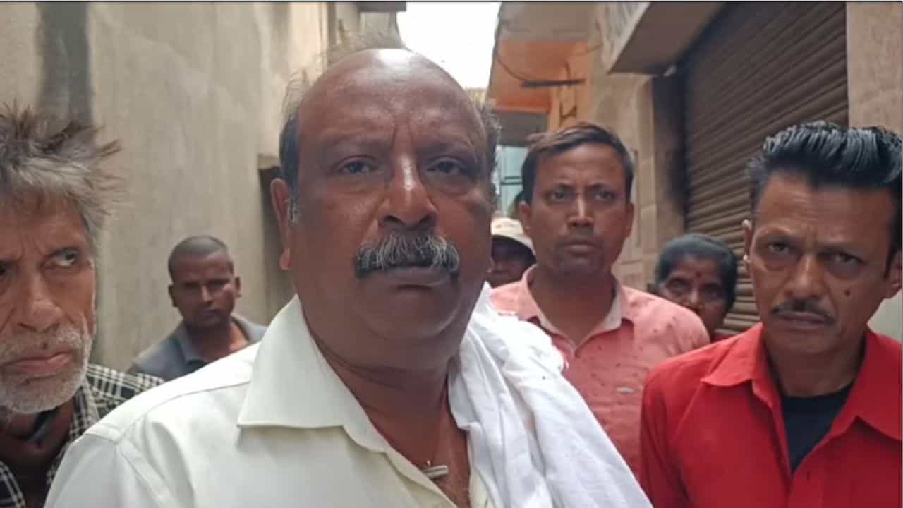Durgapur: মদ ব্যবসায়ীর চোখে লঙ্কাগুঁড়ো ছিটিয়ে ৪ লক্ষ টাকা নিয়ে পালাল দুষ্কৃতীরা Durgapur: মদ ব্যবসায়ীর চোখে লঙ্কাগুঁড়ো ছিটিয়ে ৪ লক্ষ টাকা নিয়ে পালাল দুষ্কৃতীরা