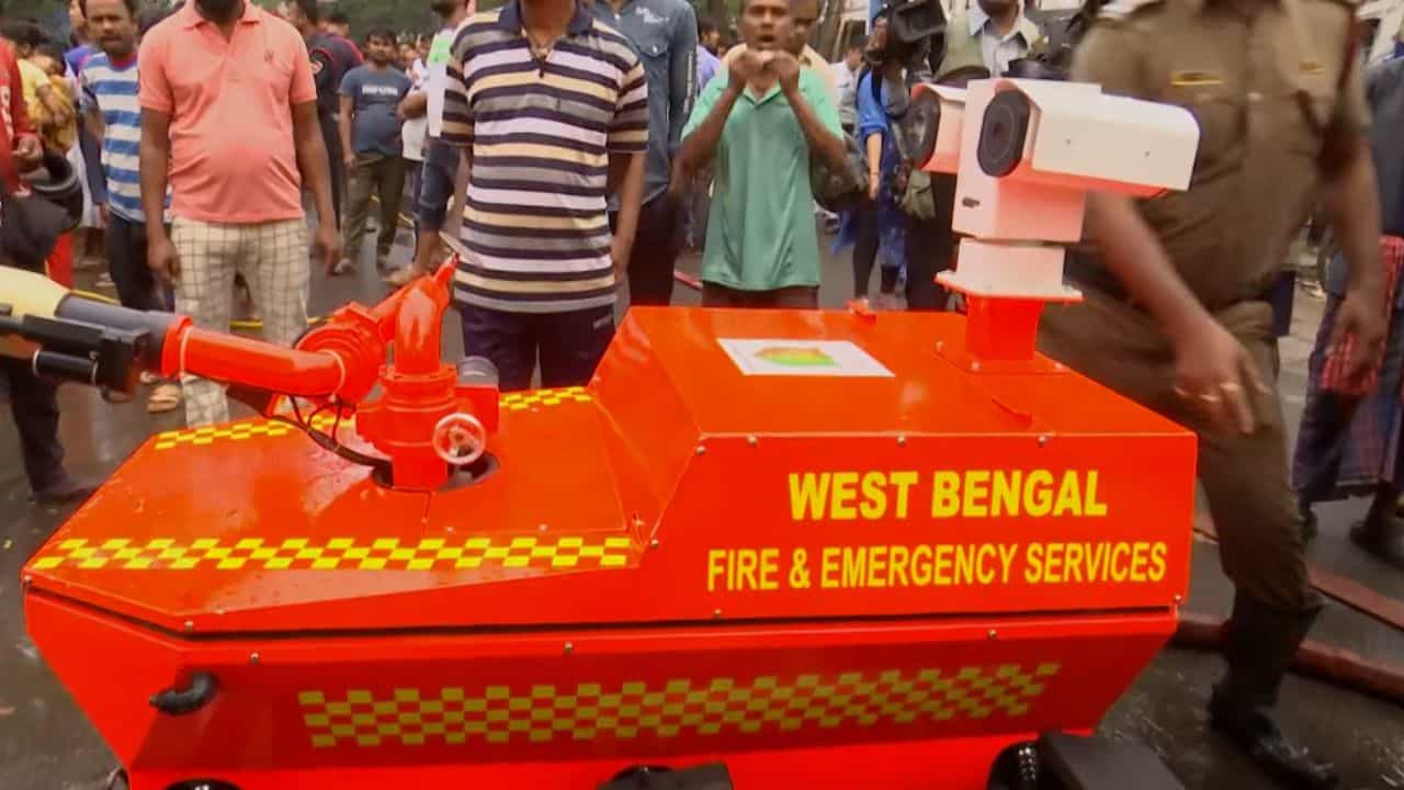 West Bengal Goverment: আনন্দপুরে বিধ্বংসী অগ্নিকাণ্ডে উদ্ধার কাজ শুরু করল রাজ্য সরকারের রোবট West Bengal Goverment: আনন্দপুরে বিধ্বংসী অগ্নিকাণ্ডে উদ্ধার কাজ শুরু করল রাজ্য সরকারের রোবট