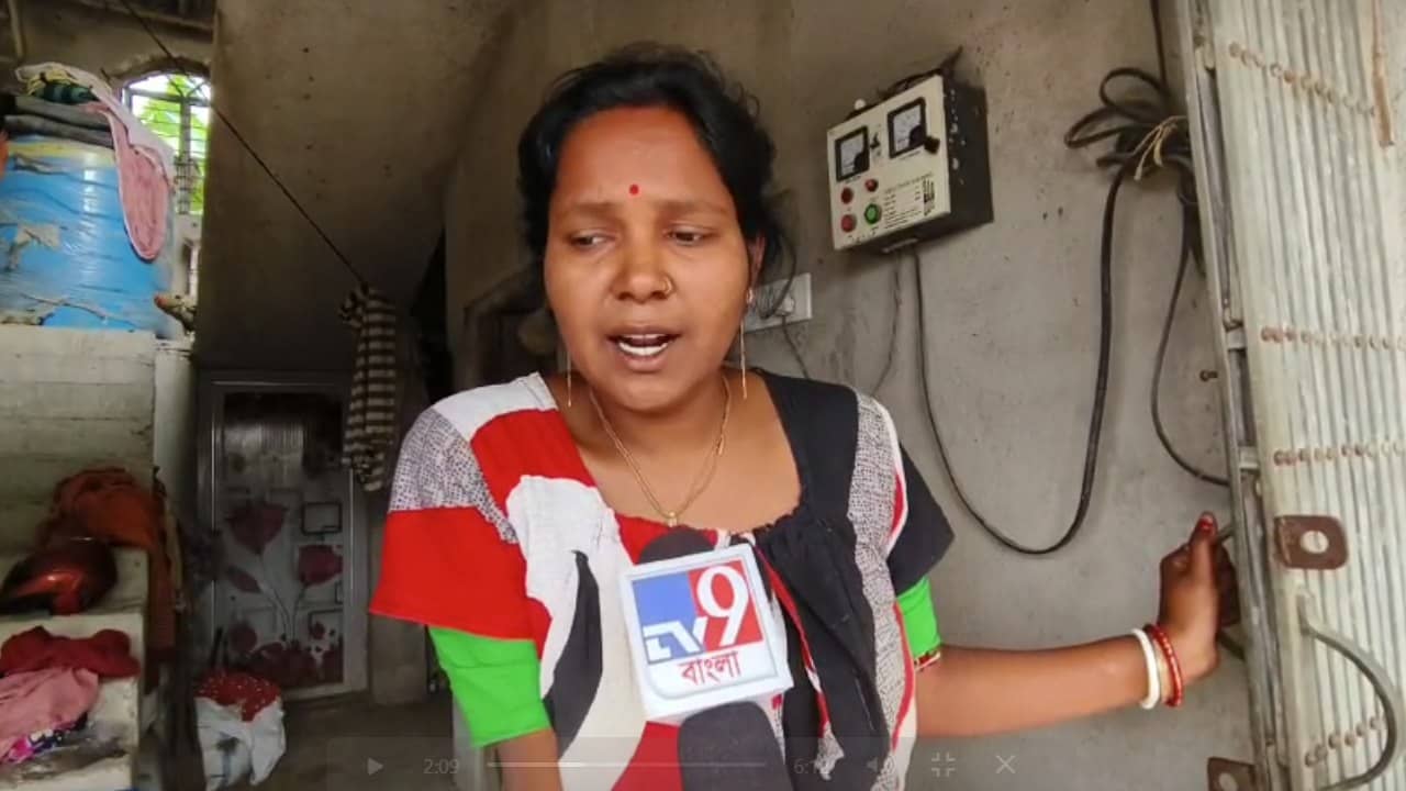 Sandeshkhali: ‘স্বামী লুকিয়ে, সন্তানের মুখে ভাত তুলে দিতে পারিনি’, এখনও চোখেমুখে আতঙ্ক বেড়মজুরের ফুলমণির