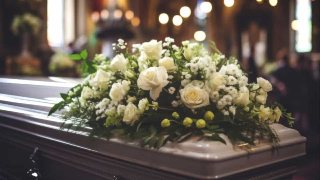 Funeral: 'মরণযাত্রা যেদিন যাবে...', মৃত্যুর আগে ঠিক করা 'থিমে' হচ্ছে শেষকৃত্য Funeral: 'মরণযাত্রা যেদিন যাবে...', মৃত্যুর আগে ঠিক করা 'থিমে' হচ্ছে শেষকৃত্য