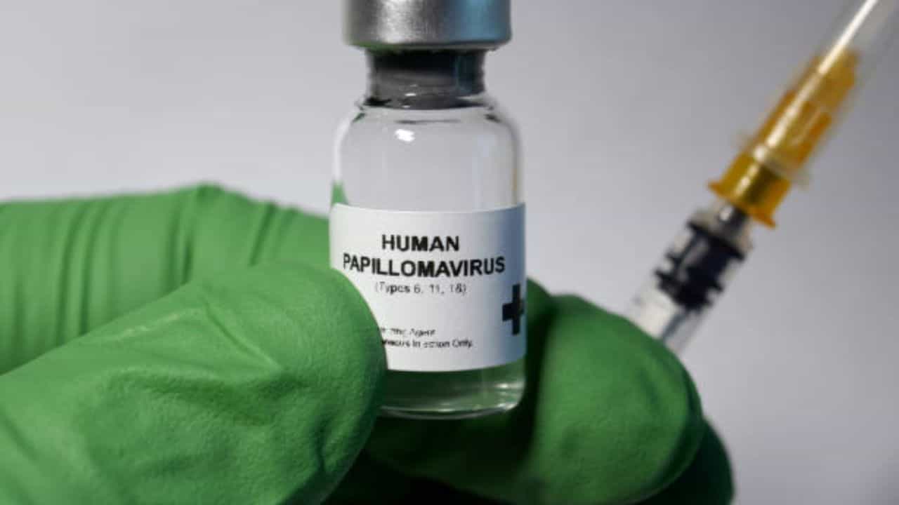 HPV vaccine: জরায়ুমুখ ক্যানসার এড়াতে কোন বয়সে ভ্যাকসিন নিলে সবথেকে ভাল? HPV vaccine: জরায়ুমুখ ক্যানসার এড়াতে কোন বয়সে ভ্যাকসিন নিলে সবথেকে ভাল?
