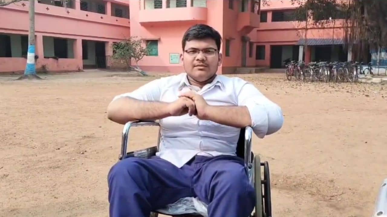 HS Student: নিজের সমস্যা নিয়ে গবেষণাই লক্ষ্য, হুইল চেয়ারেই গড়গড়িয়ে এগোচ্ছে উচ্চ মাধ্যমিক পরীক্ষার্থী জিতের স্বপ্ন