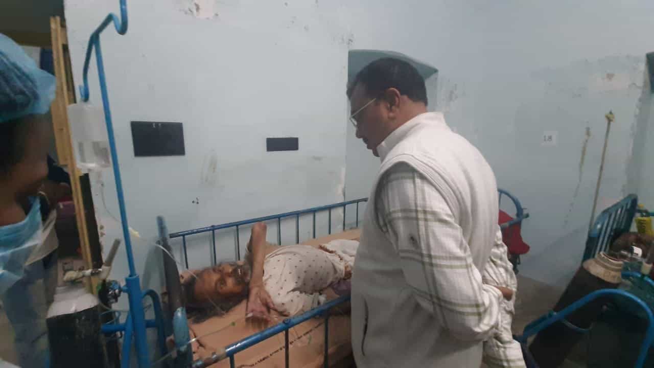 Hooghly: কর্তার মৃত্যুতেই যেন সব শেষ, তীব্র মানসিক অবসাদ উত্তরপাড়ার পরিবারকে ঠেলে দিল হাসপাতালের দরজায়? Hooghly: কর্তার মৃত্যুতেই যেন সব শেষ, তীব্র মানসিক অবসাদ উত্তরপাড়ার পরিবারকে ঠেলে দিল হাসপাতালের দরজায়?