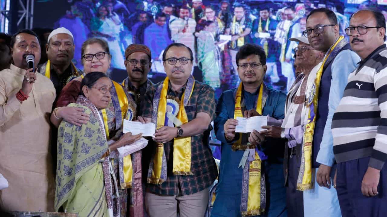 Old Age Pension: পেনশন দিচ্ছে তৃণমূল, কারা পাবেন? Old Age Pension: পেনশন দিচ্ছে তৃণমূল, কারা পাবেন?