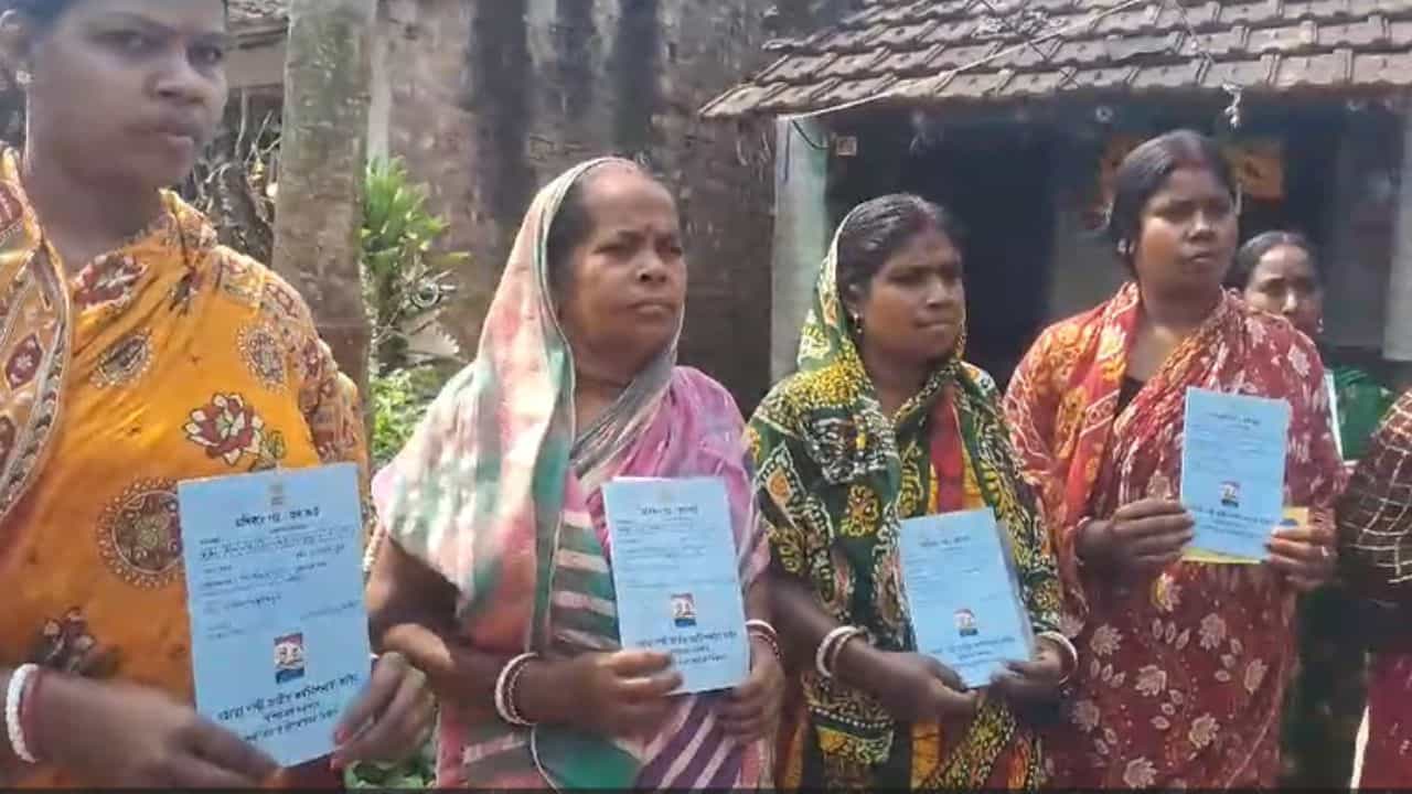 Job Card: জব কার্ড আটকে রেখেছিলেন, অভিযোগ করেন মহিলারা, রাত হতেই ডেকে পাঠান TMC নেতা Job Card: জব কার্ড আটকে রেখেছিলেন, অভিযোগ করেন মহিলারা, রাত হতেই ডেকে পাঠান TMC নেতা