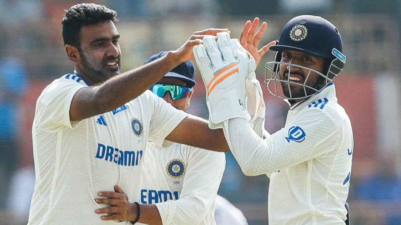 Ravichandran Ashwin: মাইলফলকের উইকেট সবচেয়ে প্রিয় মানুষকে উপহার অশ্বিনের