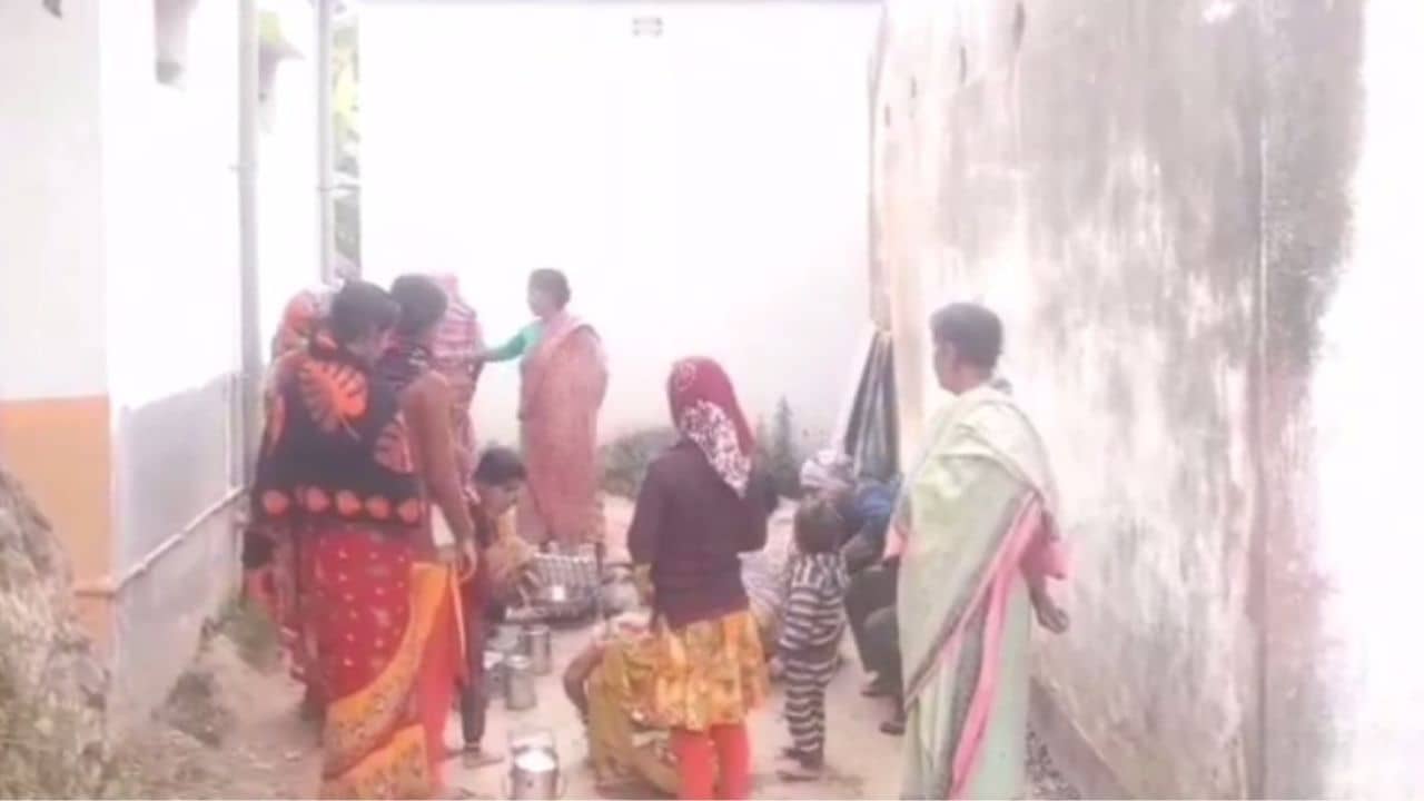 Paschim Medinipur: জলে ভাসছে ICDS সেন্টার, খোলা আকাশের নিচে পড়াশোনা শিশুদের