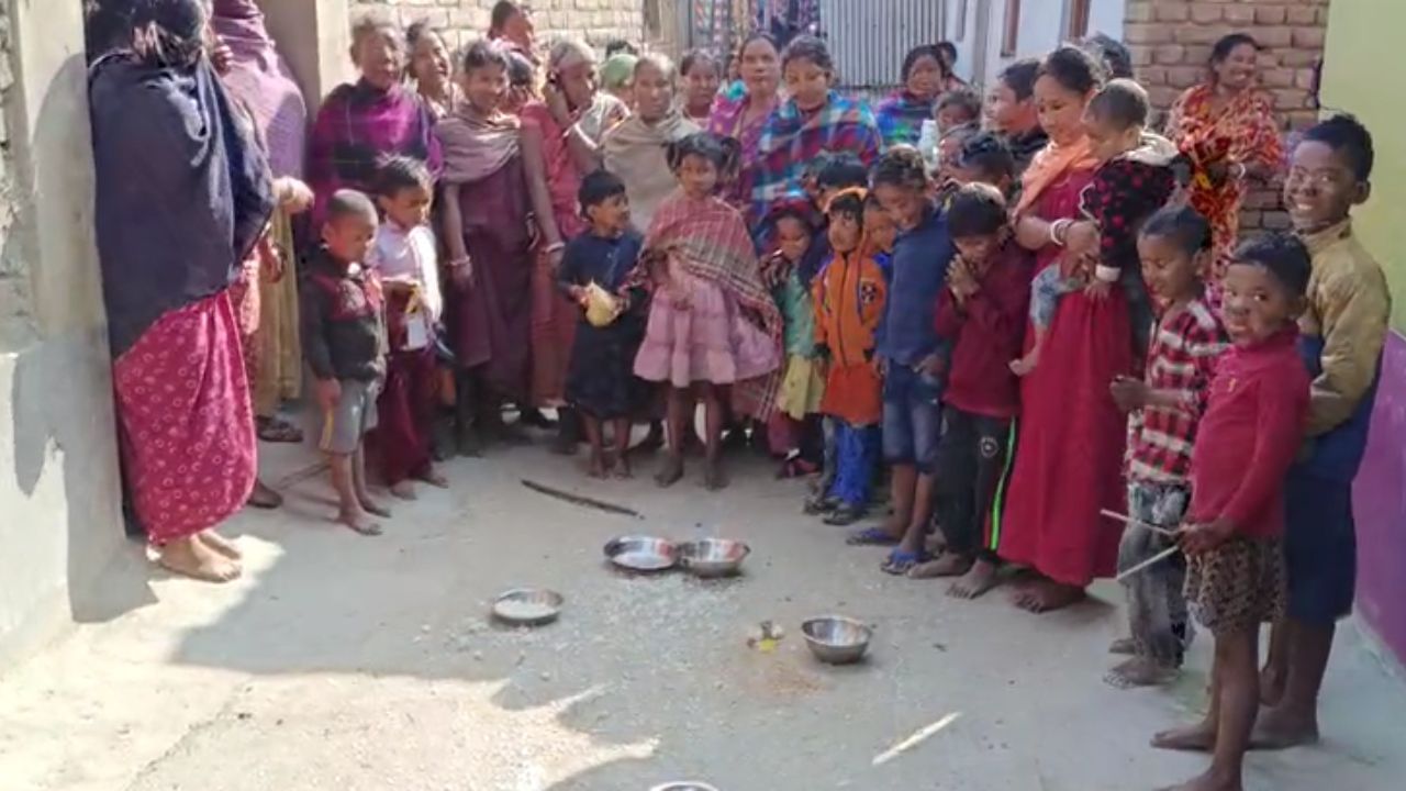 Maldah: রাস্তায় পড়ে থালা থালা ডিম-ভাত! অভিনব প্রতিবাদের নেপথ্যে আলাদাই কারণ