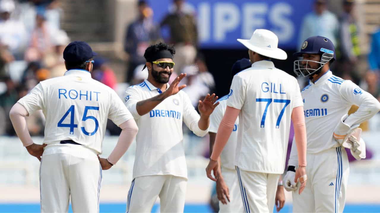 IND VS ENG: তিন উইকেট সাবাড় জাডেজার, রুট অপরাজিতই; ইংল্যান্ড শেষ ৩৫৩ রানে IND VS ENG: তিন উইকেট সাবাড় জাডেজার, রুট অপরাজিতই; ইংল্যান্ড শেষ ৩৫৩ রানে