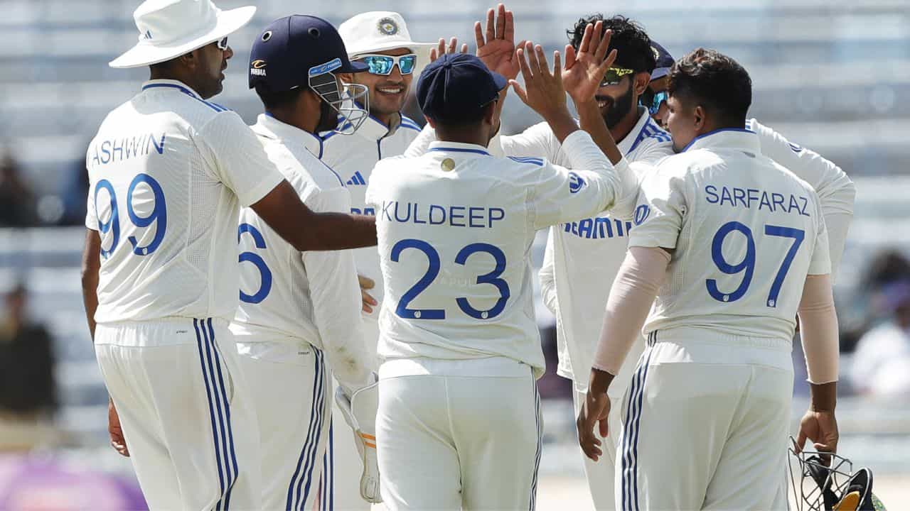 IND vs ENG: লাঞ্চের আগেই ইংল্যান্ডের পাঁচ উইকেট 'খেয়ে নিল' ভারত IND vs ENG: লাঞ্চের আগেই ইংল্যান্ডের পাঁচ উইকেট 'খেয়ে নিল' ভারত