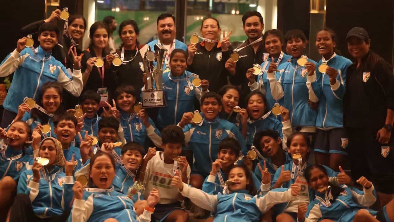 SAFF U19 Women's Championship: তীব্র বিতর্ক, মহানাটকের শেষে SAFF-এ যুগ্ম জয়ী ভারত ও বাংলাদেশ SAFF U19 Women's Championship: তীব্র বিতর্ক, মহানাটকের শেষে SAFF-এ যুগ্ম জয়ী ভারত ও বাংলাদেশ