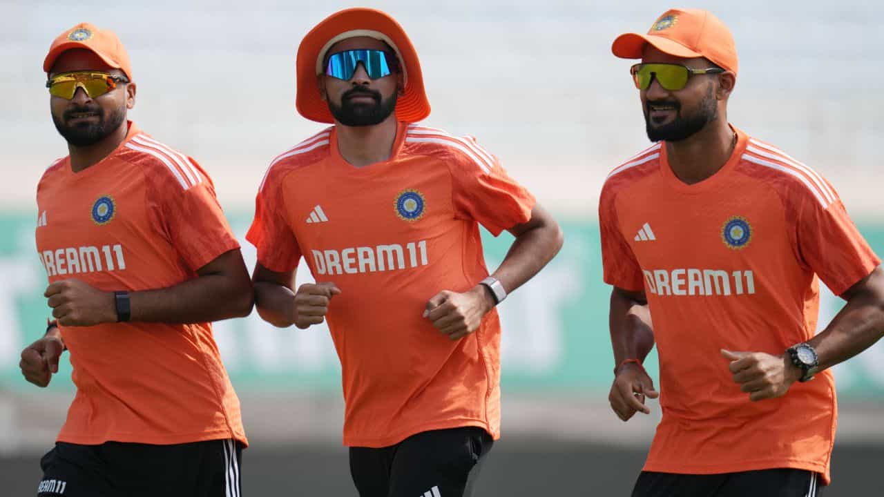 IND vs ENG: বুমরাহীন বোলিং কম্বিনেশনের পরীক্ষা, সিরাজের বোলিং সঙ্গী ধোঁয়াশা IND vs ENG: বুমরাহীন বোলিং কম্বিনেশনের পরীক্ষা, সিরাজের বোলিং সঙ্গী ধোঁয়াশা