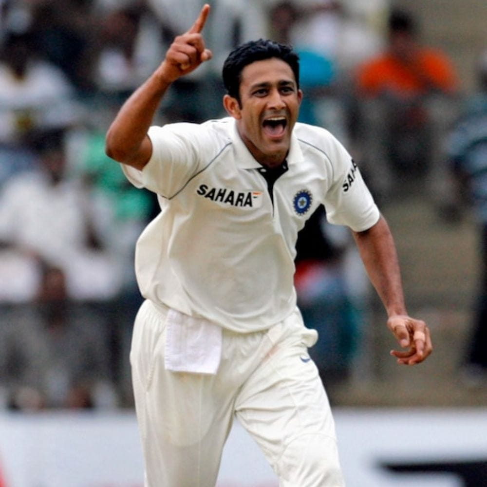 সেই ম্যাচে টস জিতে ভারত ব্যাটিংয়ের সিদ্ধান্ত নেয়। প্রথম ইনিংসে টিম ইন্ডিয়া তোলে ২৫২ রান। এরপর পাকিস্তান প্রথম ইনিংসে  গুটিয়ে যায় ১৭২ রানে। প্রথম ইনিংসে ৪টি উইকেট নেন অনিল কুম্বলে। (ছবি-সোশ্যাল মিডিয়া সাইট X)