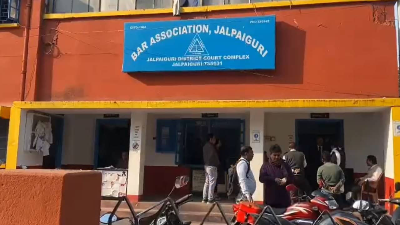 Jalpaiguri: মামলা সরানোয় রেগে লাল, মক্কেলকে মারধরে অভিযুক্ত আইনজীবী
