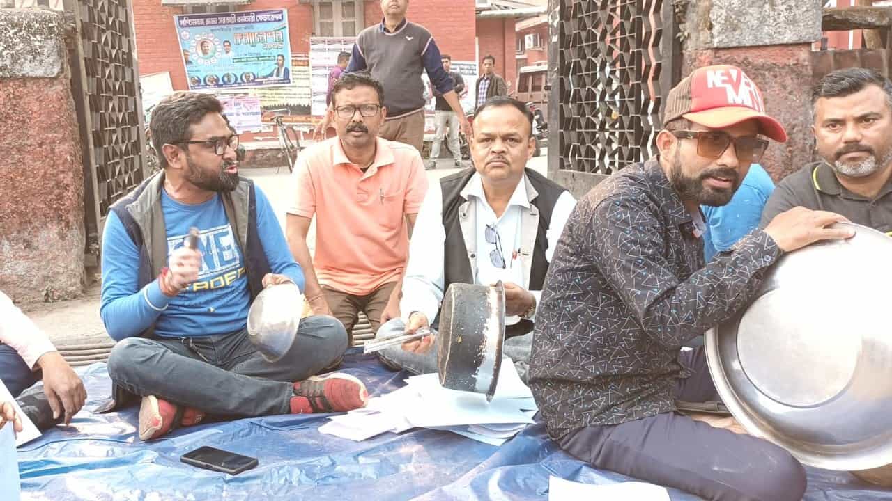 Jalpaiguri: বকেয়া প্রায় ৭ কোটি, ভিক্ষার বাটি হাতে নিয়ে রাস্তায় ‘সরকারি’ ঠিকাদারেরা Jalpaiguri: বকেয়া প্রায় ৭ কোটি, ভিক্ষার বাটি হাতে নিয়ে রাস্তায় ‘সরকারি’ ঠিকাদারেরা