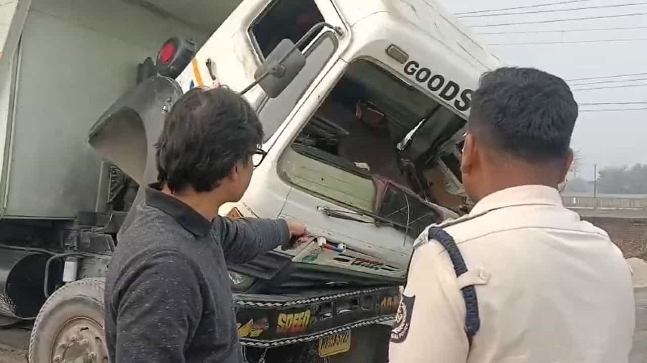 Road Accident in Jalpaiguri: জলপাইগুড়িতে ভয়াবহ পথ দুর্ঘটনা, নিজের গাড়ির চাকায় পিষ্ট চালক Road Accident in Jalpaiguri: জলপাইগুড়িতে ভয়াবহ পথ দুর্ঘটনা, নিজের গাড়ির চাকায় পিষ্ট চালক