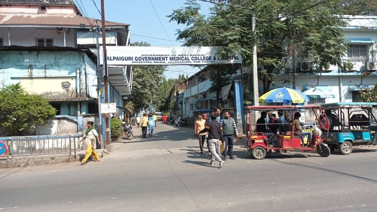 Jalpaiguri: রোগীর স্ত্রী সামনে দাঁড়িয়ে, দেখতে দেখতে প্রেসক্রিপশনের পাতা পেরিয়ে টেবিলেই চলল ডাক্তারের পেন! মেডিক্যাল কলেজের ওয়ার্ডের মধ্যেই নোংরা কেস!