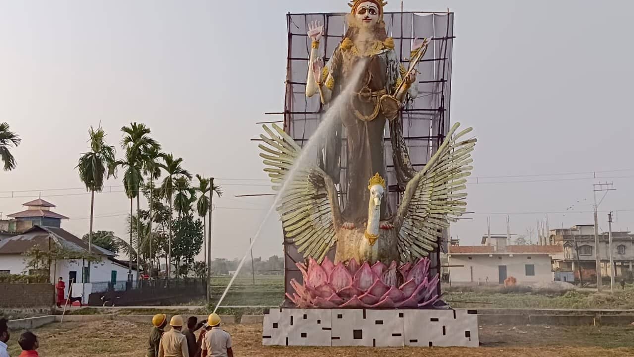 Jalpaiguri: কাজে এল টিভি-৯ বাংলার খবর, ৫১ ফুটের সরস্বতী নিয়ে শেষ পর্যন্ত হাঁফ ছেড়ে বাঁচলেন উদ্যোক্তারা
